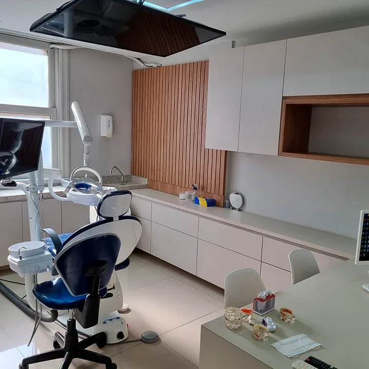 Consultório da Estimare Odontologia com cadeira odontológica e bancada