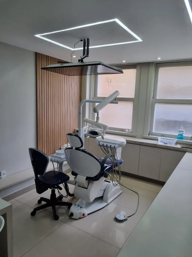 Sala clínica da Estimare Odontologia com iluminação e marcenaria em madeira